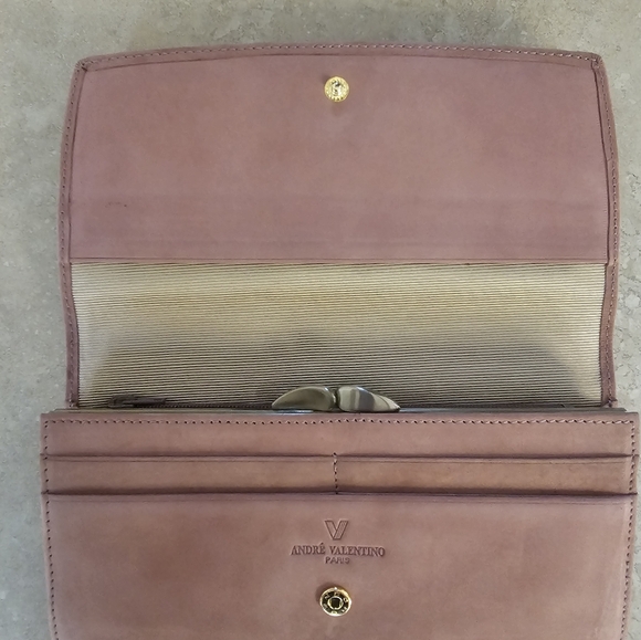 Andre Valentino Long Blush Pink Kisslock wallet. Like new condition. - Picture 3 of 4